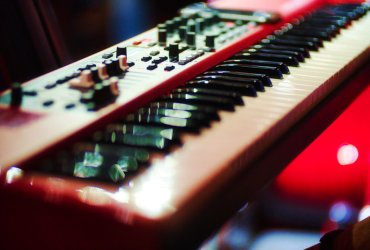 Synthesizer keyboard